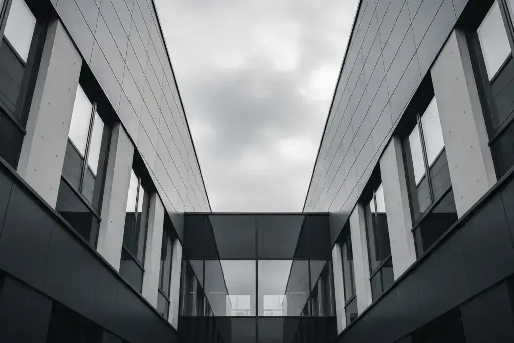 Mimari fotoğraf: Perspektif kullanılarak çekilmiş modern bina görüntüsü. Şehir fotoğrafçılığı örneği.