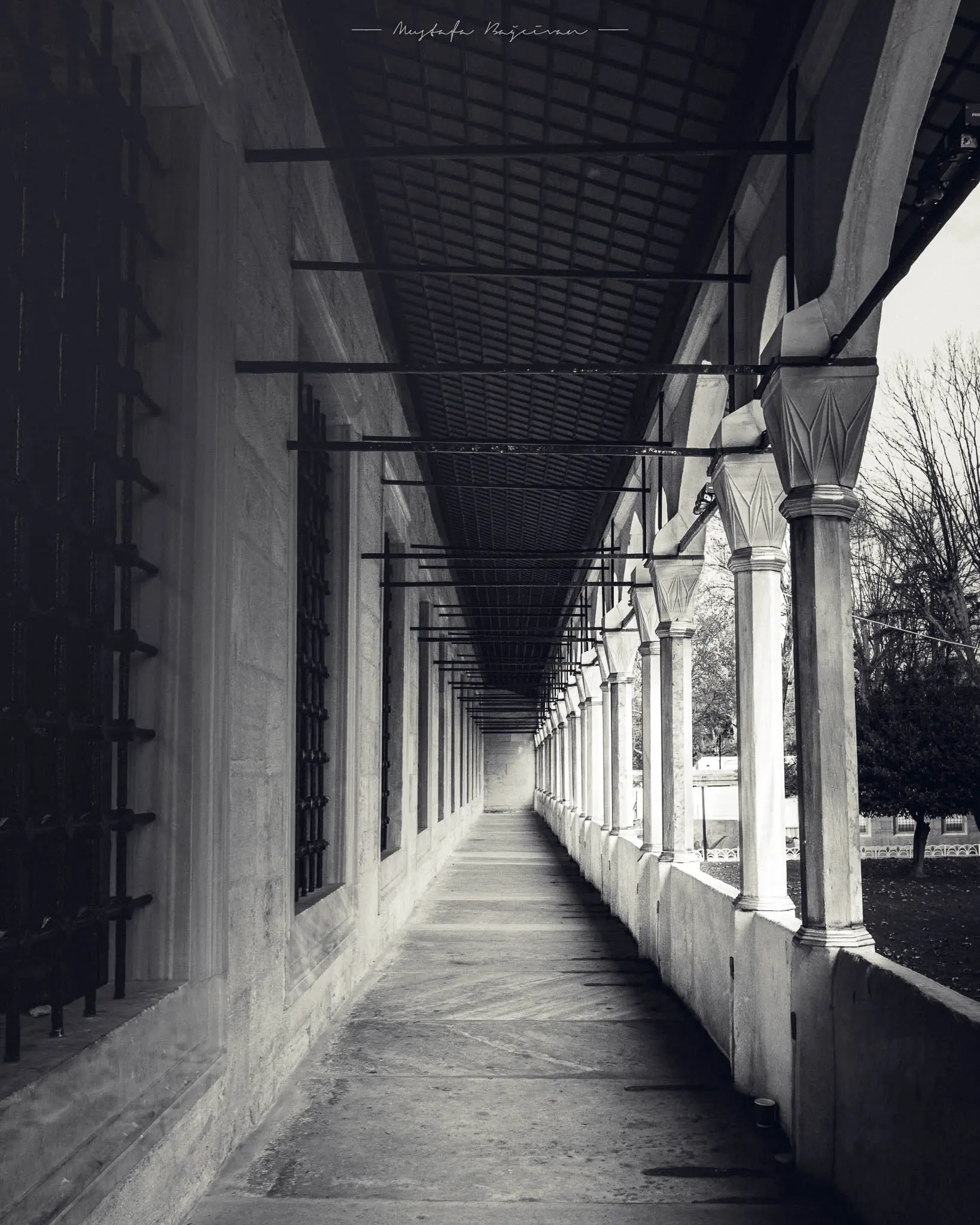 Mimari Fotoğrafçılıkta Perspektifin Gücü 4 İstanbul'da sütunlu bir mimari yapı, perspektif fotoğrafçılık örneği.