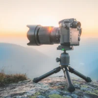Dağ manzarasında tripod üzerinde fotoğraf makinesi. Işığın peşinde bir kare.