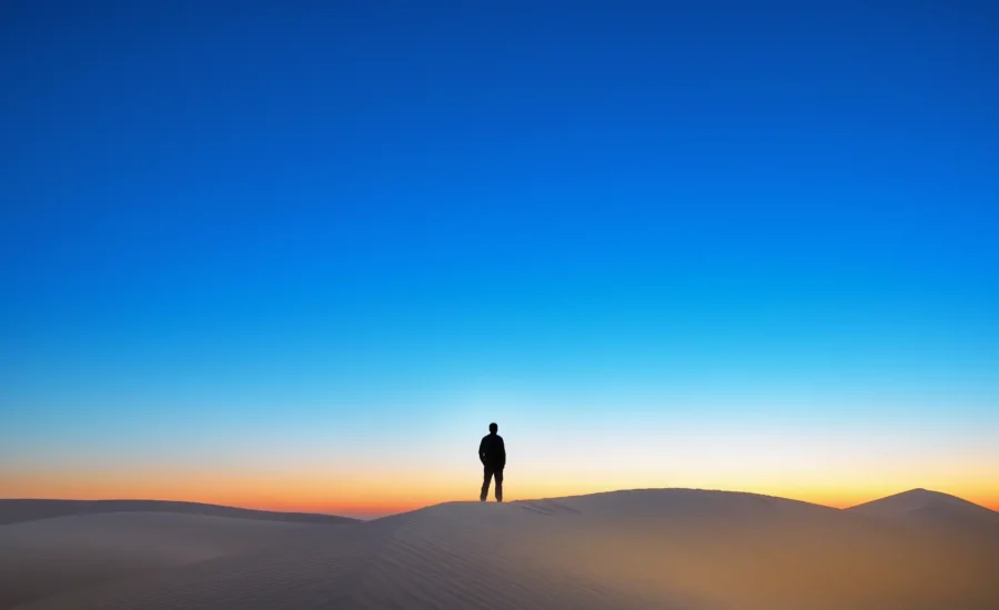 Kum tepesinde duran silüet, negatif alan ve kompozisyonda boşluk kullanımı örneği.